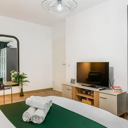 Bellatrix With Parking-tractoru Coresi Apartment