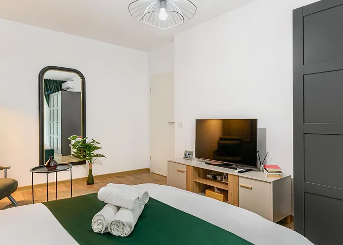 Bellatrix With Parking-tractoru Coresi Apartment